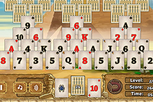 En kortlek med spelkort arrangerade i en pyramidform på en bakgrund av hieroglyfer med spelinformation synlig längst ner