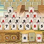 En kortlek med spelkort arrangerade i en pyramidform på en bakgrund av hieroglyfer med spelinformation synlig längst ner