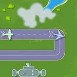 Flygplatsvy med två flygplan på en landningsbana, omgivna av grönska och vattenområden
