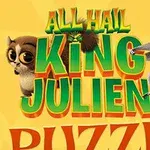 Två lemurer med färgglada huvudbonader framför texten All Hail King Julien Puzzle på en gul bakgrund