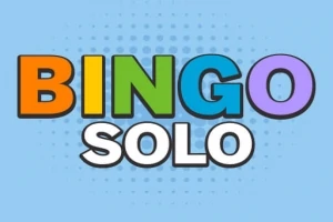 Texten BINGO SOLO med färgglada bokstäver på en ljusblå bakgrund med prickmönster