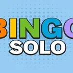 Texten BINGO SOLO med färgglada bokstäver på en ljusblå bakgrund med prickmönster