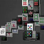 Bild med staplade mahjong-brickor i olika färger och symboler mot en mörk bakgrund