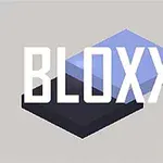 Texten BLOXX över två staplade rektangulära block, ett svart och ett blått, på en grå bakgrund