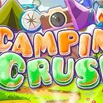 Färgglada bokstäver med texten Camping Crush ovanför en bakgrund av campingutrustning och natur