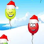 Färgglada ballonger med tomteluvor svävar mot en snöig bakgrund nära en igloo