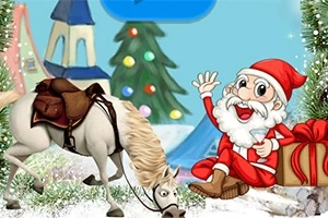 Tomte i röd dräkt sitter med en present nära en häst och en julgran, med snötäckta träd och byggnader i bakgrunden