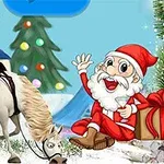 Tomte i röd dräkt sitter med en present nära en häst och en julgran, med snötäckta träd och byggnader i bakgrunden