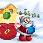 Tomte med glasögon står i ett snöigt landskap framför ett hus och håller dekorationer, bredvid en röd säck