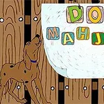 En tecknad hund står bredvid en skylt med färgglada bokstäver som bildar orden DOG MAHJONG på ett trästängsel