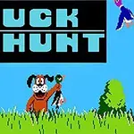 Hund står i gräs med en fågel i munnen, omgiven av träd och flygande ankor, med texten DUCK HUNT ovanför
