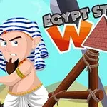Tecknad, arg man i egyptisk kostym med blåvit randig huvudduk, står bredvid en stor katapult och pyramider i bakgrunden