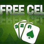 Texten FREE CELL i stora bokstäver ovanför tre spelkort med siffrorna 3 och 2 samt ett ess, mot en grön bakgrund