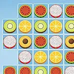 Fruktskivor i rader med kiwi, apelsin, melon, drakfrukt, och ananas mot en blå bakgrund