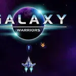 Rymdskepp som flyger mot en lysande planet med texten Galaxy Warriors i ett stjärnfält