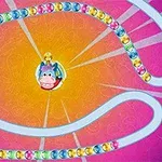 Färgglada kulor i en slingrande bana med en animerad figur i mitten på en färgglad bakgrund