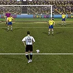 En fotbollsspelare i svartvit dräkt står redo att skjuta en straffspark medan fyra motståndare i gula tröjor och en målvakt väntar vid målet