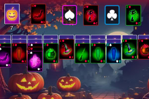 Kort med halloween-tema mot en bakgrund av pumpor och nattliga landskap