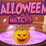 En pumpa med ett ansikte flyter på en lila vätska i en kittel framför stearinljus och en trävägg med texten Halloween Match3 ovanför