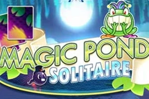 Texten Magic Pond Solitaire visas framför en sagolik bakgrund med en tecknad groda, en glödande fullmåne och en svart fiskfigur