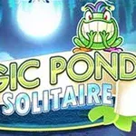 Texten Magic Pond Solitaire visas framför en sagolik bakgrund med en tecknad groda, en glödande fullmåne och en svart fiskfigur