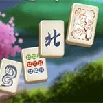 Fyra mahjong-brickor med symboler och mönster mot en bakgrund av en lummig trädgård med rosa blommor