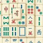 Spelbräde med olika mönstrade brickor i gröna, röda och blå symboler