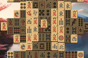 Bilden visar en stapel av mahjong-brickor med olika kinesiska tecken och symboler framför en bakgrund av rosa blommande träd och ett lugnt vatten