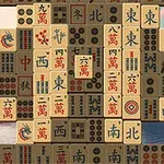 Bilden visar en stapel av mahjong-brickor med olika kinesiska tecken och symboler framför en bakgrund av rosa blommande träd och ett lugnt vatten