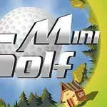 Texten Mini Golf i silver med en golfboll i bakgrunden, omgiven av träd och ett litet hus