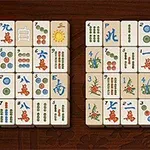 Brädspelbrickor med olika symboler och tecken i rader på en träyta