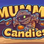 Tecknad mumie med ett brett leende omgiven av karameller, med texten Mummy Candies i bakgrunden