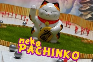 En glad vit Maneki-neko figur med en höjd tass, omgiven av gröna och färgglada element, med texten neko PACHINKO i förgrunden
