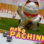 En glad vit Maneki-neko figur med en höjd tass, omgiven av gröna och färgglada element, med texten neko PACHINKO i förgrunden