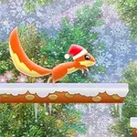 En tecknad ekorre med tomteluva jagar en ekollon på snötäckta plattformar mot en bakgrund av snö och gröna träd