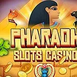 Pharaoniskt tema med gyllene bokstäver, hieroglyfer, guldmynt, skarabé, och två katter mot en färgglad bakgrund