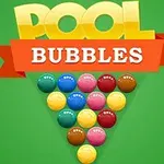 Färgglada bubbelliknande bollar arrangerade i ett triangelmönster mot en grön bakgrund med texten POOL BUBBLES