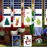 Kortlekar med jultema i olika rader framför en bakgrund av jultomtar och julsaker