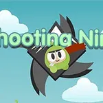 Tecknad ninjafigur i grönt med röd scarf framför en svart shuriken och texten Shooting Ninja på en blå himmel med moln