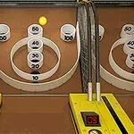 En gul boll rullar mot en bowlingliknande måltavla med poängringar och digital poängräknare, omgiven av gula kanter