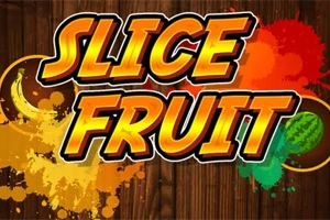 Texten SLICE FRUIT i stora, färgglada bokstäver med fruktstänk i bakgrunden på en träliknande yta