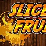 Texten SLICE FRUIT i stora, färgglada bokstäver med fruktstänk i bakgrunden på en träliknande yta