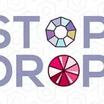 Texten STOP DROP med mönstrade cirklar inuti bokstäverna O mot en ljus bakgrund
