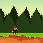 En tecknad ninjafigur med röd pannband springer genom en skog med höga granar och grön mark