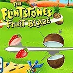 Färgglada frukter som jordgubbar, kokosnöt och apelsin svävar ovanför en grön bakgrund med en snittlinje genom dem