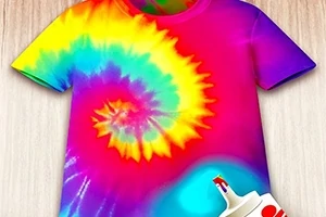 Färgglad tie-dye t-shirt med spiraldesign bredvid en sprayflaska