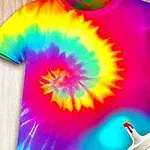 Färgglad tie-dye t-shirt med spiraldesign bredvid en sprayflaska