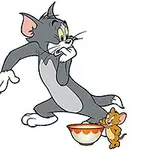 En grå katt ser överraskad ut medan en brun mus står vid en skål