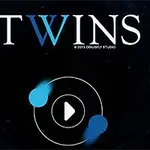 Titeltext TWINS mot en mörk bakgrund med en central spelknapp och två blå lysande cirklar som kretsar runt den
