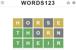 Bokstäver ordnade i ett rutnät med olika färger som gul, grå och grön ovanför ordet WORDS123
